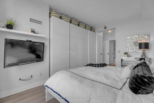 905-1101 Leslie Street, Toronto, ON - Indoor Photo Showing Bedroom