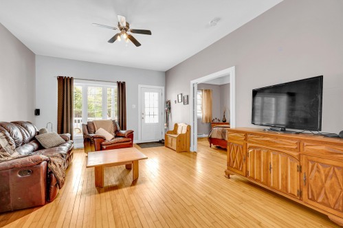 Salon - 750 Rue Maple, Prévost, QC - Indoor Photo Showing Living Room