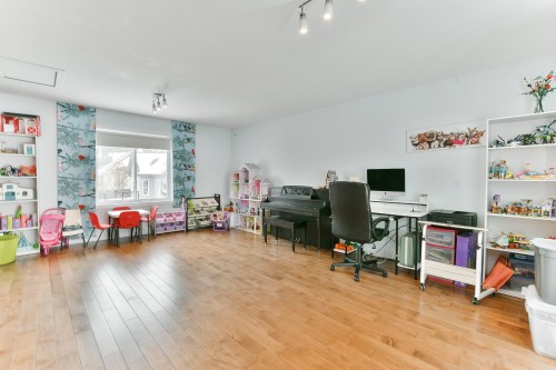 Salle familiale - 2592 Rue Robindaine, L'Assomption, QC - Indoor
