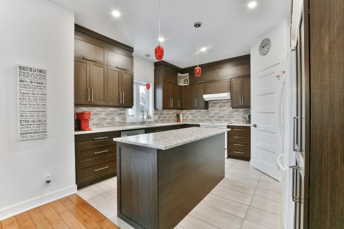 Cuisine - 2592 Rue Robindaine, L'Assomption, QC - Indoor Photo Showing Kitchen With Upgraded Kitchen