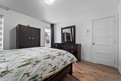 Cinéma maison - 621 Rue Andrassy, Mascouche, QC - Indoor Photo Showing Bedroom
