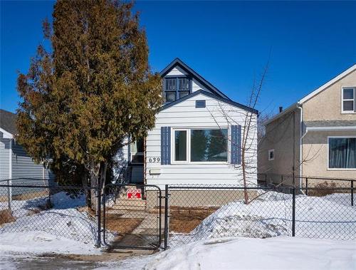 639 Castle AVE  Winnipeg, MB R2L 1C4