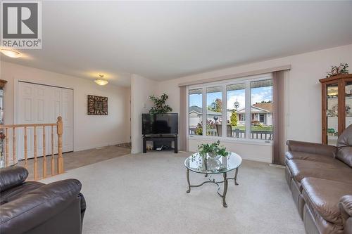 5700 Blackwell Sideroad Unit# 143, Sarnia, ON - Indoor Photo Showing Living Room