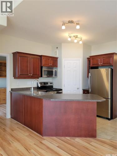 304 928 Heritage View, Saskatoon, SK - Indoor Photo Showing Kitchen
