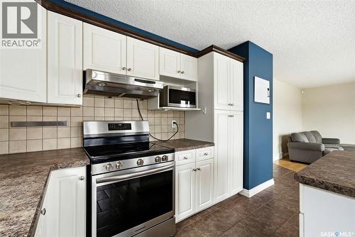 1368 Maple Leaf Crescent N, Regina, SK - Indoor Photo Showing Kitchen