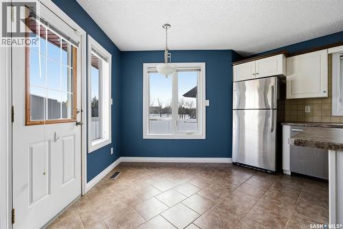 1368 Maple Leaf Crescent N, Regina, SK - Indoor Photo Showing Kitchen