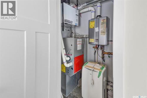256 250 Akhtar Bend, Saskatoon, SK - Indoor Photo Showing Laundry Room