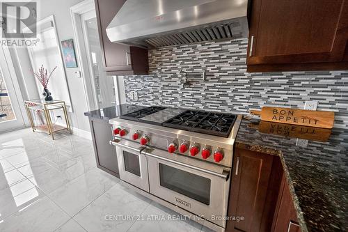 122 Burns Boulevard, King, ON - Indoor Photo Showing Kitchen With Upgraded Kitchen