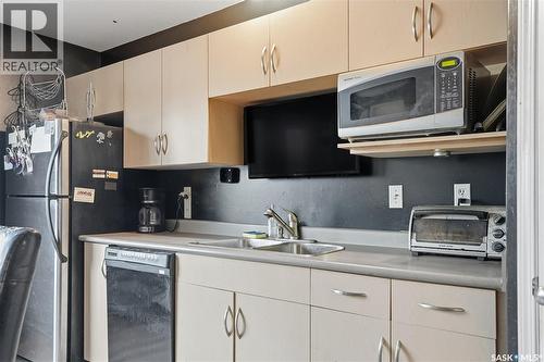 3 802 K Avenue N, Saskatoon, SK - Indoor Photo Showing Kitchen With Double Sink