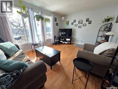 520 Dennis Street, Herbert, SK - Indoor Photo Showing Living Room