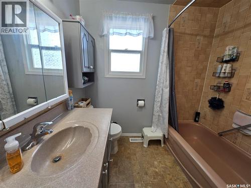 520 Dennis Street, Herbert, SK - Indoor Photo Showing Bathroom