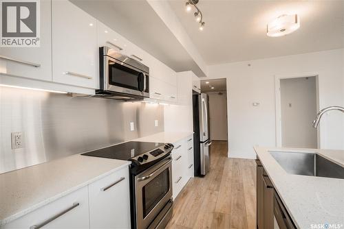 403 409 B Avenue S, Saskatoon, SK - Indoor Photo Showing Kitchen With Stainless Steel Kitchen With Upgraded Kitchen
