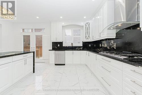 28 Clockwork Drive, Brampton, ON - Indoor Photo Showing Kitchen With Upgraded Kitchen