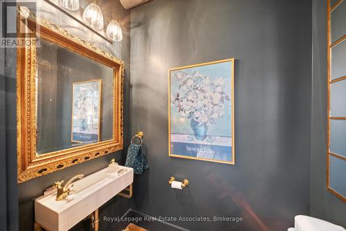 215 Ferguson Avenue S, Hamilton, ON - Indoor Photo Showing Bathroom