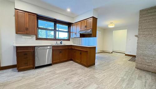 11 Meadowlark Place, Winnipeg, MB - Indoor Photo Showing Kitchen