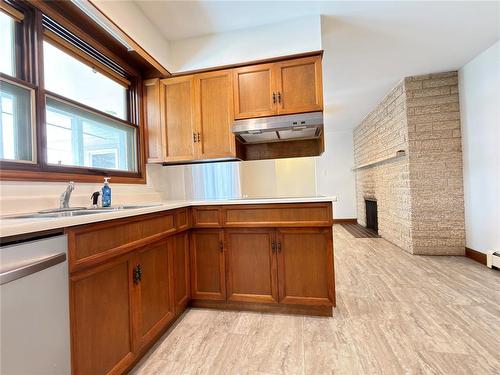 11 Meadowlark Place, Winnipeg, MB - Indoor Photo Showing Kitchen With Double Sink