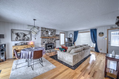 Vue d'ensemble - 116 Av. De La Vallée, Saint-Sauveur, QC - Indoor Photo Showing Living Room With Fireplace