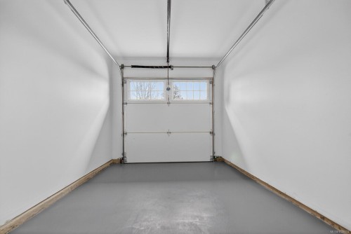 100-3003 Keystone Dr, Duncan, BC - Indoor Photo Showing Garage