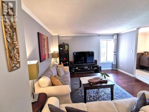 115 Clansman Trail, Mississauga, ON - Indoor Photo Showing Living Room