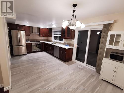115 Clansman Trail, Mississauga, ON - Indoor Photo Showing Kitchen