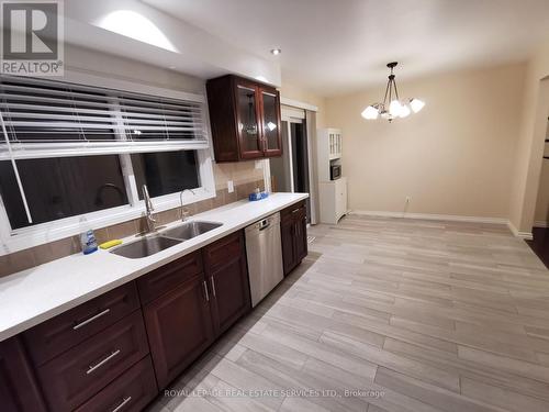 115 Clansman Trail, Mississauga, ON - Indoor Photo Showing Kitchen With Double Sink