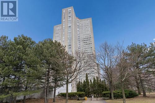 2704 - 3650 Kaneff Crescent, Mississauga, ON - Outdoor