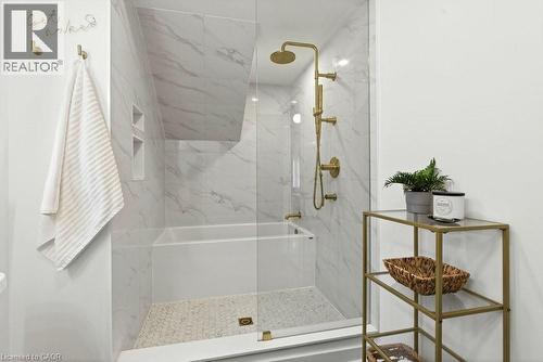 69 Balmoral Avenue S, Hamilton, ON - Indoor Photo Showing Bathroom