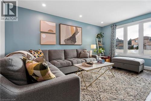 18 Marisa Court, Hamilton, ON - Indoor Photo Showing Living Room