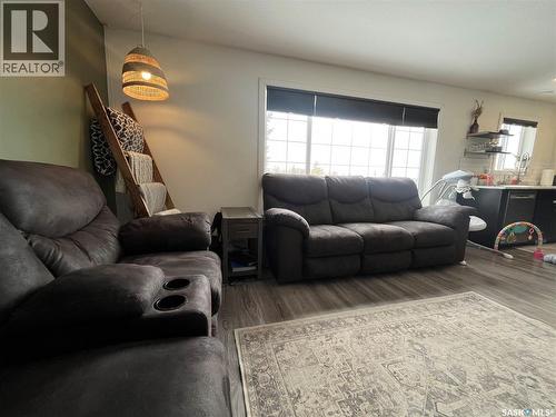 619 Smith Dorrien Avenue, Esterhazy, SK - Indoor Photo Showing Living Room