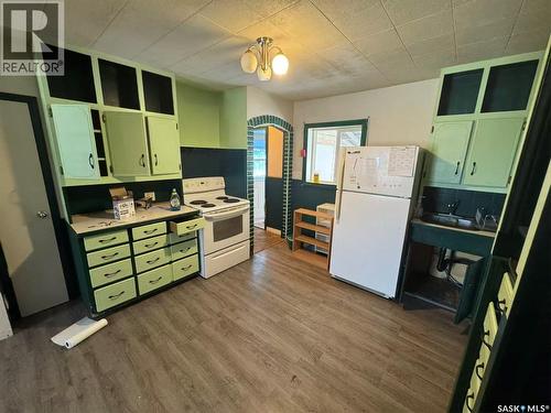 453 Vancouver Avenue S, Saskatoon, SK - Indoor Photo Showing Kitchen
