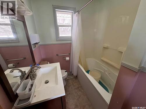 453 Vancouver Avenue S, Saskatoon, SK - Indoor Photo Showing Bathroom
