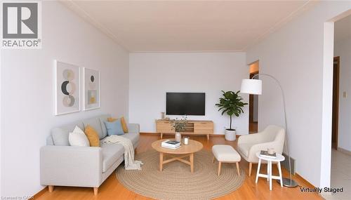36 Glassco Avenue N, Hamilton, ON - Indoor Photo Showing Living Room
