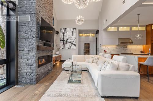 1031 Welwyn Drive, Mississauga, ON - Indoor Photo Showing Living Room With Fireplace