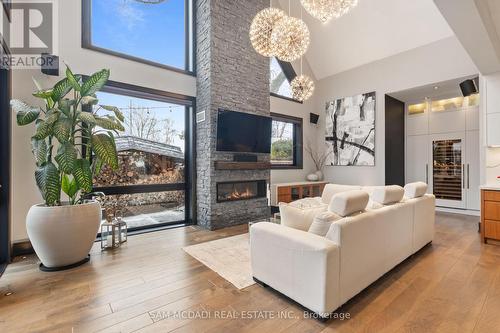 1031 Welwyn Drive, Mississauga, ON - Indoor Photo Showing Living Room With Fireplace