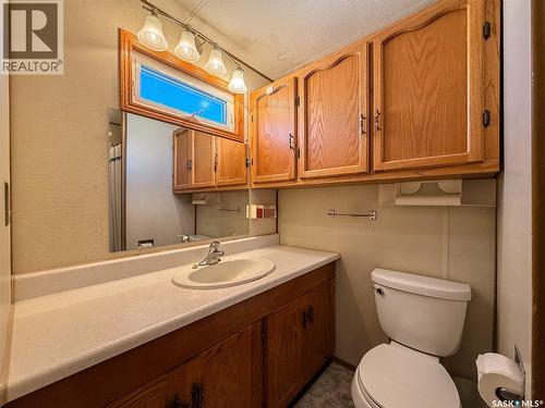 201 - 203 4Th Avenue, Climax, SK - Indoor Photo Showing Bathroom