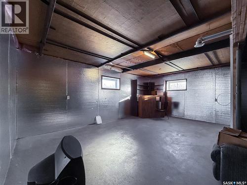 201 - 203 4Th Avenue, Climax, SK - Indoor Photo Showing Garage