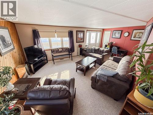 201 - 203 4Th Avenue, Climax, SK - Indoor Photo Showing Living Room