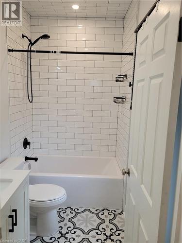 Bathroom - 262 Robert Street Unit# 2, Hamilton, ON - Indoor Photo Showing Bathroom
