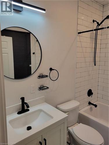 Bathroom - 262 Robert Street Unit# 2, Hamilton, ON - Indoor Photo Showing Bathroom
