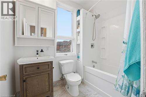 17 Minto Avenue, Hamilton, ON - Indoor Photo Showing Bathroom