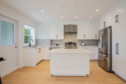 Kitchen - 6694 Av. Somerled, Montréal (Côte-Des-Neiges/Notre-Dame-De-Grâce), QC - Indoor Photo Showing Kitchen With Upgraded Kitchen