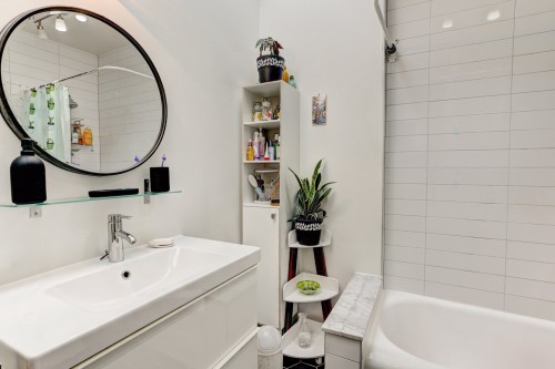 Bathroom - 41 Av. Dobie, Mont-Royal, QC - Indoor Photo Showing Bathroom