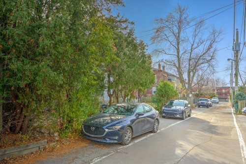 Parking - 41 Av. Dobie, Mont-Royal, QC - Outdoor
