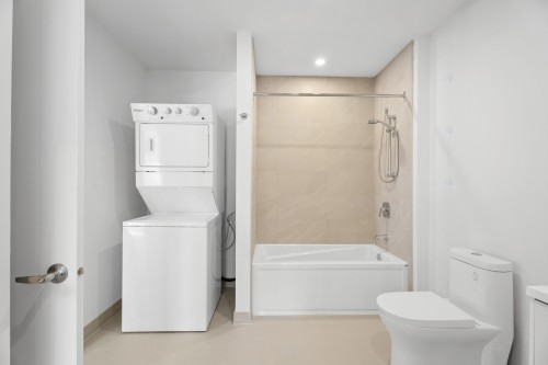 Salle de bains attenante à la CCP - 10-120 Rue Du Cantouque, Mont-Tremblant, QC - Indoor Photo Showing Laundry Room