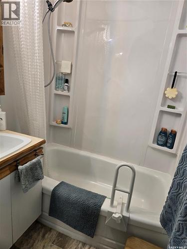 676 3Rd Avenue Ne, Swift Current, SK - Indoor Photo Showing Bathroom