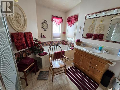 676 3Rd Avenue Ne, Swift Current, SK - Indoor Photo Showing Bathroom