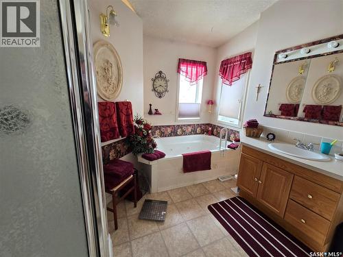 676 3Rd Avenue Ne, Swift Current, SK - Indoor Photo Showing Bathroom