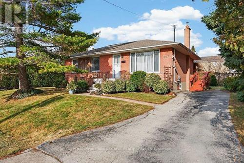 387 WALTON STREET  Oakville, ON L6K 1R7