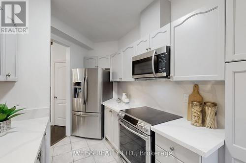 942 Khan Crescent, Mississauga, ON - Indoor Photo Showing Kitchen