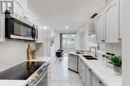 942 Khan Crescent, Mississauga, ON - Indoor Photo Showing Kitchen With Double Sink With Upgraded Kitchen